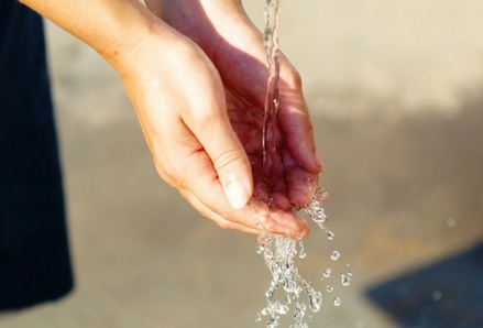 Two hands with water. Photo by Tiburi, Pixabay.